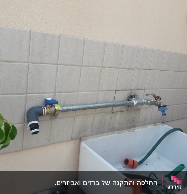 ברז מים עם צינור וכלים בכיור חיצוני